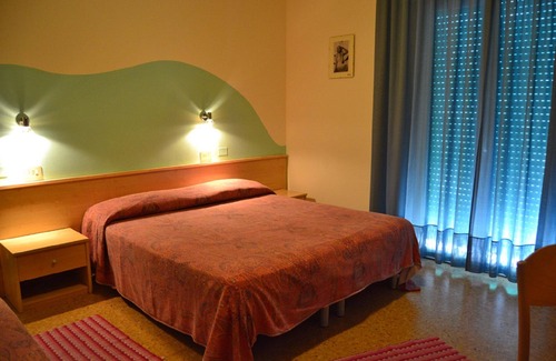 Lido di Jesolo Bed & Breakfast | A double bed room in a family managed guest house