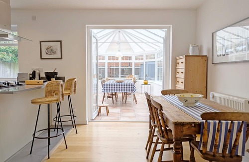 Chichester Cottage | A family house that sleeps 6 guests in 4 bedrooms