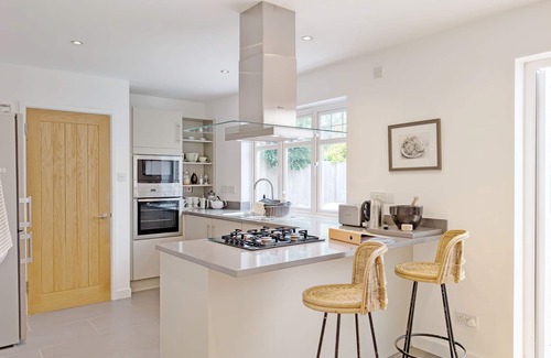 Chichester Cottage | A family house that sleeps 6 guests in 4 bedrooms