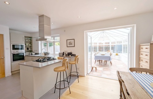 Chichester Cottage | A family house that sleeps 6 guests in 4 bedrooms