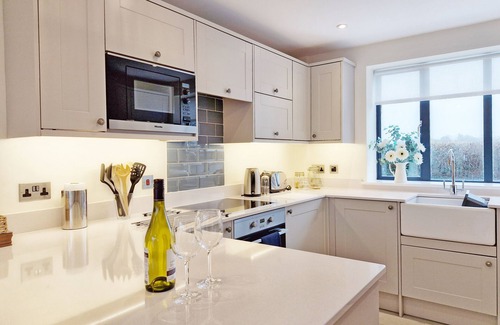 Chichester Cottage | A family house that sleeps 4 guests in 2 bedrooms