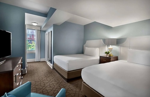 Central West End Hotel | A Few Minutes Walk from World Chess Hall of Fame! 3 Convenient Spaces, Pool!
