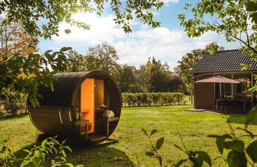 Zuna Cabin | A fine children's bungalow with outdoor sauna and bubble tub!