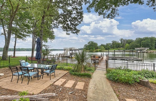 Lake Norman of Catawba House | A Frame of Mind by AvantStay | Private Dock + View