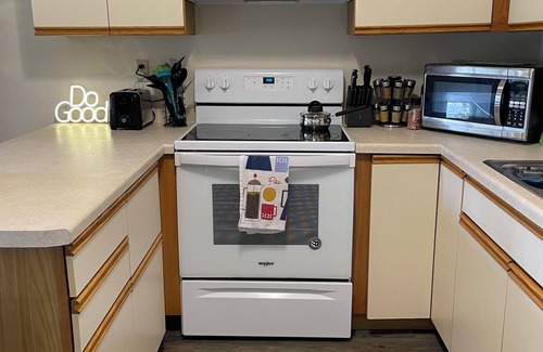 Oshkosh Apartment | A full 2-bedroom apt with free WiFi, AC in Oshkosh- a short distance to EAA!