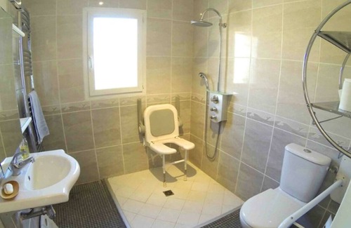 Cessenon-sur-Orb Villa | A fully-wheelchair accessible villa with great views