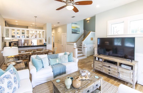 Sunnyside House | A Glimpse of Heaven in Carillon Beach! Steps to beach w/complimentary loungers!