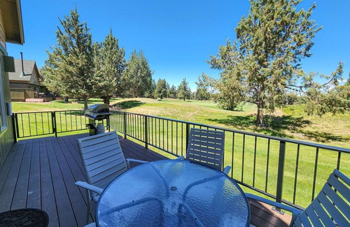 Redmond Apartment | A Golfer's Paradise Spa. Three Pools