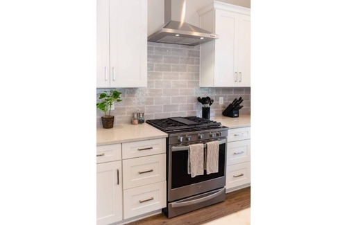 McFerrin Park House | A Gorgeous Luxury Home 5 minutes to Broadway/Downtown