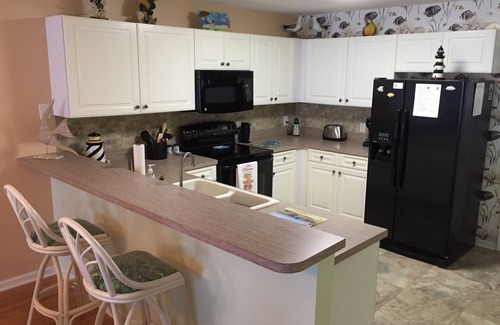 Crescent Beach Condo | A Great Get AwayTwo- 2 Bedrm/2 bth Condo with beautiful view and spacious rooms