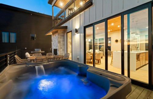 Sevierville House | A Haven of Comfort Elegance Views and Hot tub
