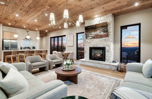 Sevierville House | A Haven of Comfort, Elegance, Views and Hot tub