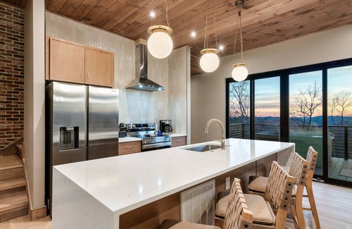 Sevierville House | A Haven of Comfort, Elegance, Views and Hot tub