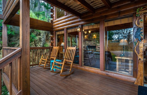 Gatlinburg - Pigeon Forge Cabin | A Hideaway in the Tennessee Mountains - minutes from Dollywood