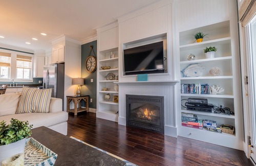 Seabrook House | A Hop Skip n Away, close to Town Center and the beach!