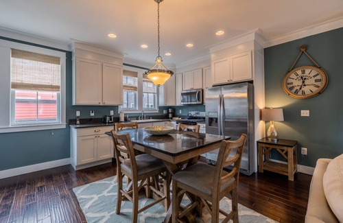 Seabrook House | A Hop Skip n Away, close to Town Center and the beach!