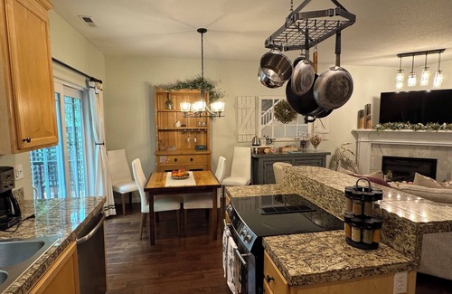 Bull Mountain House | A House On Catalinan3-bedroom townhome in Tigard, OR w/AC, WiFi, patio & grill