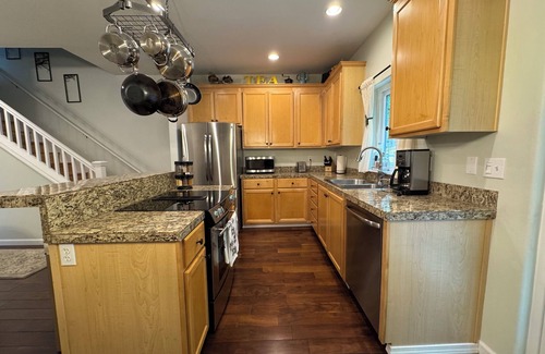 Bull Mountain House | A House On Catalinan3-bedroom townhome in Tigard, OR w/AC, WiFi, patio & grill