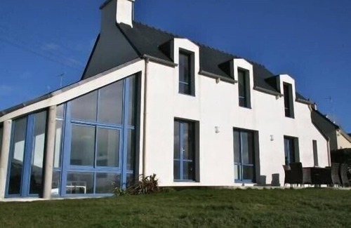 Plouhinec House | A house with the ocean at the end of the garden