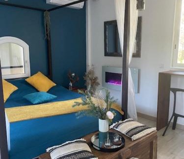 Cuges-les-Pins Bed & Breakfast | A l'Orée des pins - Gite et spa de 30 m2- Home Cinéma et massage en sup