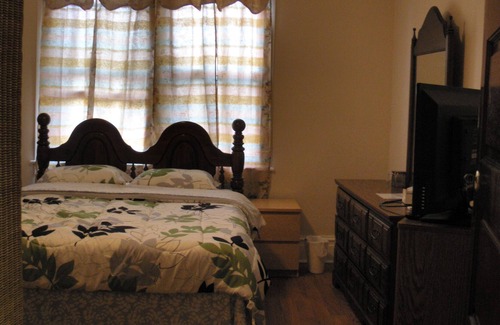 Harrisburg - Hershey Apartment | A LARGE FURNISHED Guest Room W Bath. NO SHARES. 10 minutes to Capitol.