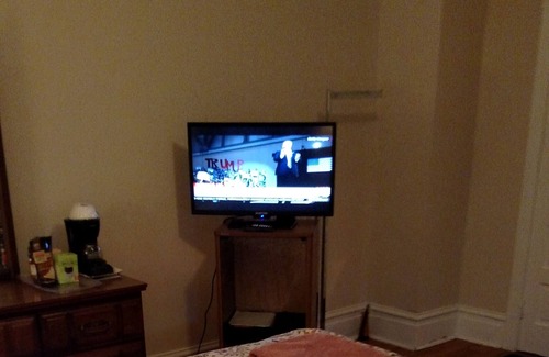 Harrisburg - Hershey Apartment | A LARGE FURNISHED Guest Room W Bath. NO SHARES. 10 minutes to Capitol.