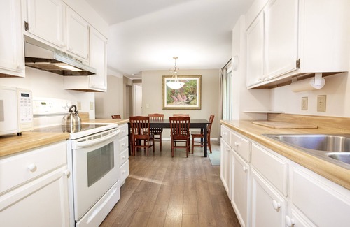 Leland Cottage | A Leland Favorite!Walk to Beach& Town Sleeps 10 OPEN for Toast the Season Wines!