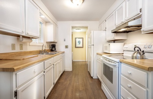 Leland Cottage | A Leland Favorite!Walk to Beach& Town Sleeps 10 OPEN for Toast the Season Wines!