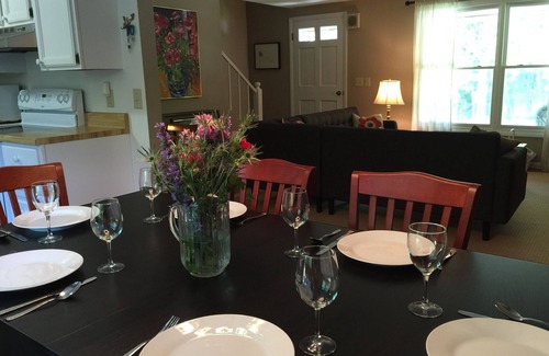 Leland Cottage | A Leland Favorite!Walk to Beach& Town Sleeps 10 OPEN for Toast the Season Wines!