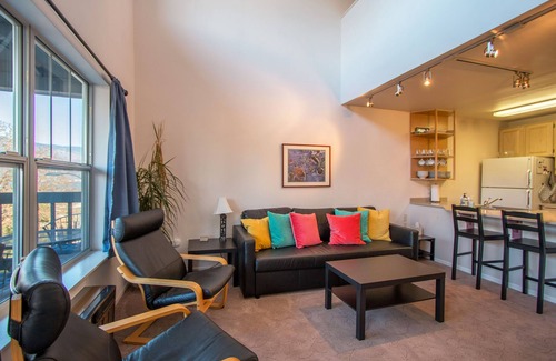 Hood River Condo | A Little Slice of Heaven! Updated, Steps to Downtown, Lodge Condo