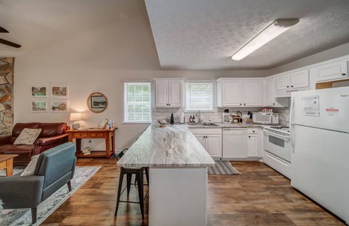 Helen Cottage | A+ Location! Only 1 mile to downtown Helen. SUPER Clean 2 Bedroom/2 Bath.