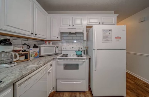 Helen Cottage | A+ Location! Only 1 mile to downtown Helen. SUPER Clean 2 Bedroom/2 Bath.