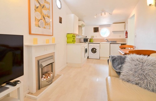 Whippingham Cottage | A lodge that sleeps 2 guests in 1 bedroom