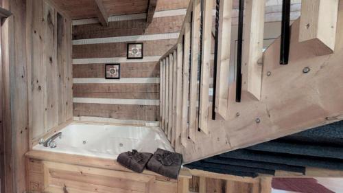 Rocky Grove House | A Love Shack Cabin