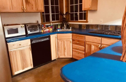 Foresthill House | A Lovely Cabin House at Way Woods Retreat with outdoor Hot Tub & Full Amenities.