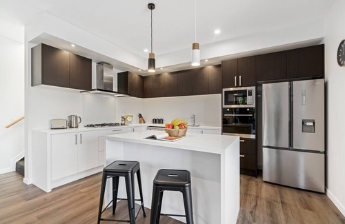 Frankton House | A LUCKIE CHARM - 5-BEDROOM TOWNHOUSE