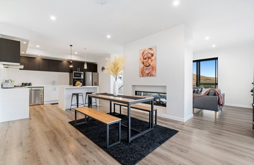 Frankton House | A LUCKIE CHARM - 5-BEDROOM TOWNHOUSE