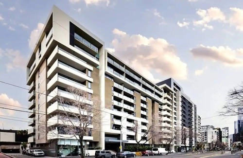 Carlton South Apartment | A Lux 2BR Apt Next to Melbourne Uni, FREE Parking
