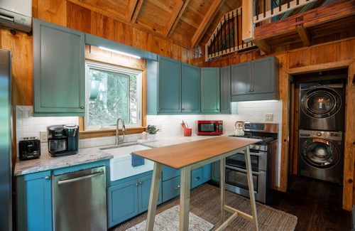 Cherry Log Cabin | A luxe family-friendly escape with mountain views!