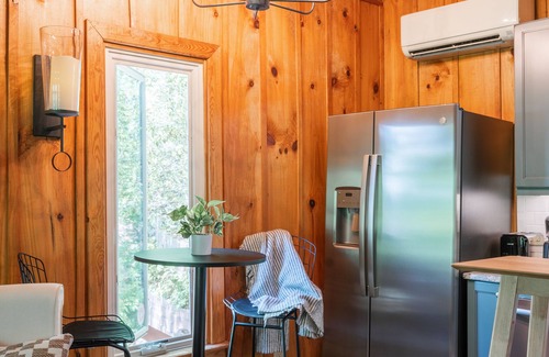 Cherry Log Cabin | A luxe family-friendly escape with mountain views!