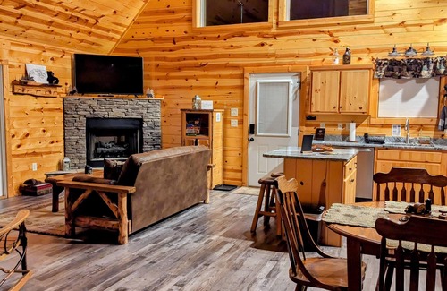 Unaka Cabin | A Majestic Mountain Getaway, Walk to Lake Hiwassee