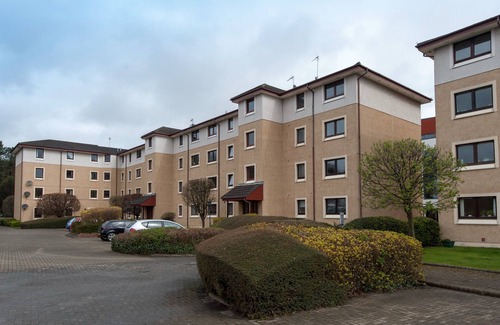 Bonnington Apartment | A modern 2-bedroom apartment in a quiet neighbourhood . Sleeps 4