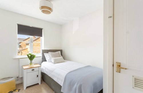 Kettering House | A modern, bright and clean home, in prime location with private parking!