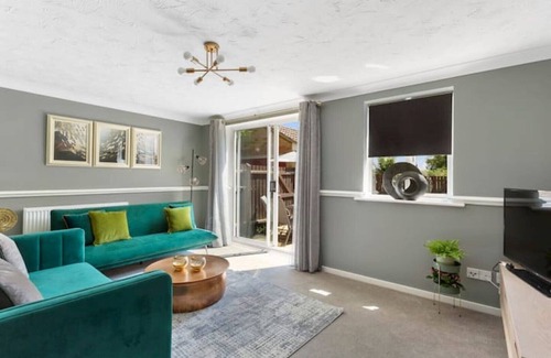 Kettering House | A modern, bright and clean home, in prime location with private parking!