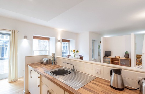 Old Town Apartment | A modern one-bed apartment located in the heart of Edinburgh's Grassmarket. Sleeps 2