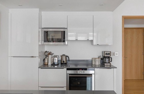 North Kensington Condo | A modern two bedroom flat with private parking