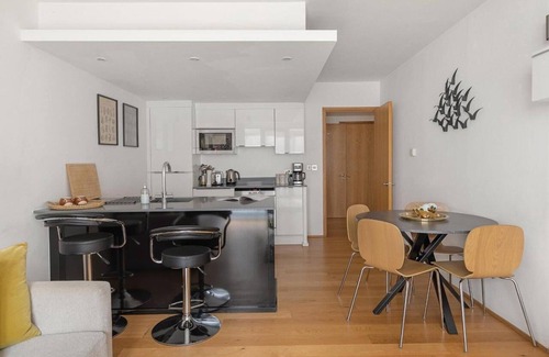 North Kensington Condo | A modern two bedroom flat with private parking