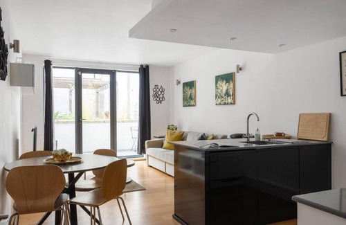 North Kensington Condo | A modern two bedroom flat with private parking
