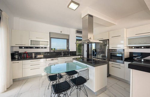 Stavros Villa | A modern villa with pool, jacuzzi, sauna and gym and breathtaking sea view