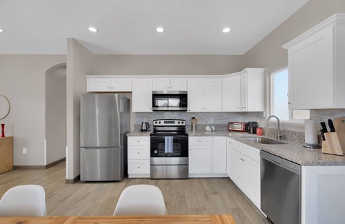 Tucson House | A-Mountain Wonder! HUGE yard, dogs OK - Brand New everything Close to GEM SHOW!